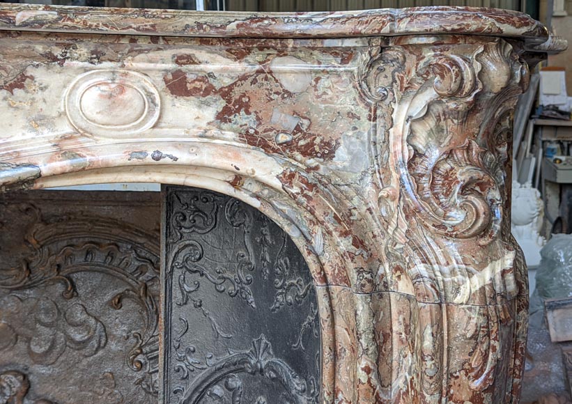 Exceptionnelle cheminée de style Louis XV en marbre Rouge Royal à la coquille asymétrique-11
