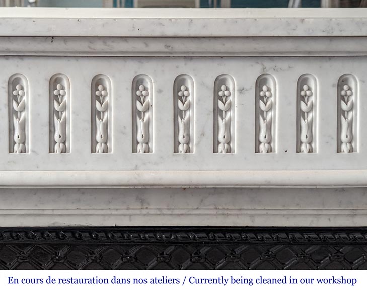 Cheminée de style Louis XVI galbé à rudenture fleurie en marbre de Carrare-1