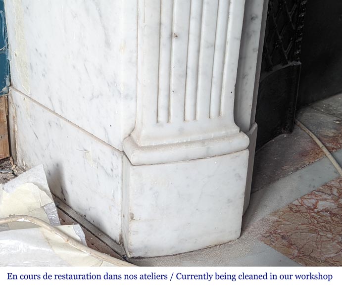 Cheminée de style Louis XVI galbé à rudenture fleurie en marbre de Carrare-5