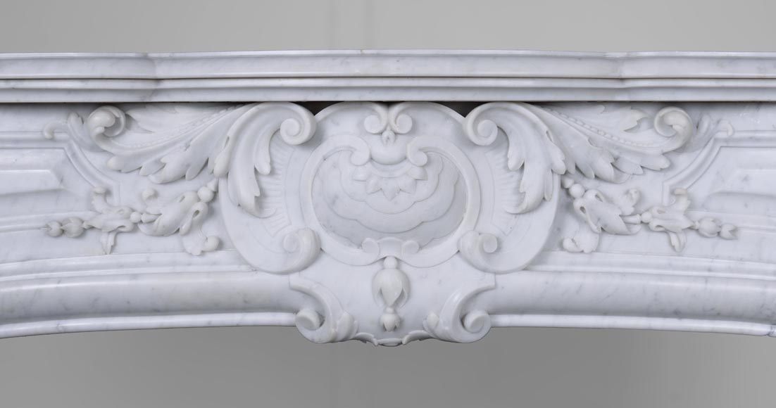 Cheminée de style Napoléon III en marbre de Carrare-1