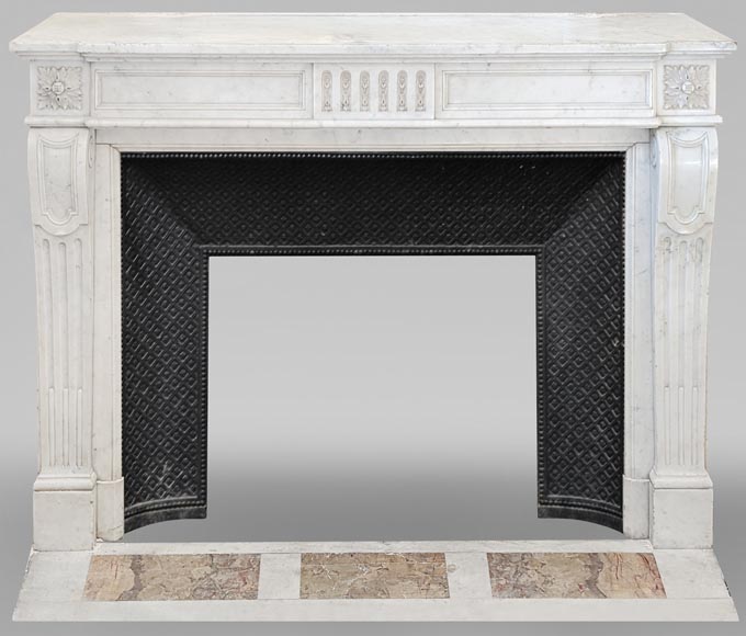 Cheminée de style Louis XVI en marbre de Carrare-0