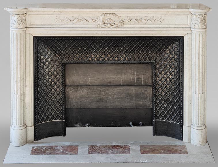 Cheminée de style Louis XVI aux demie colonnes en marbre de Carrare-0