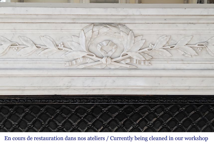Cheminée de style Louis XVI aux demie colonnes en marbre de Carrare-1