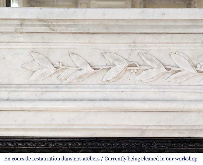 Cheminée de style Louis XVI aux demie colonnes en marbre de Carrare-2