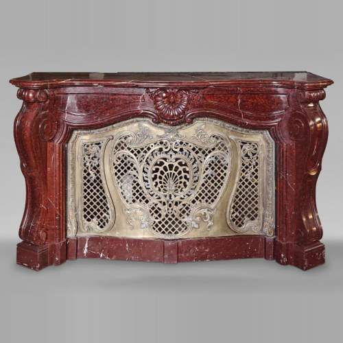 Cheminée Napoléon III en marbre Griotte rouge dotée d’une grille de foyer en bronze