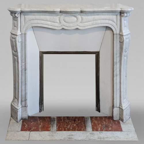 Cheminée ancienne de style Louis XV, modèle Pompadour, en marbre de Carrare