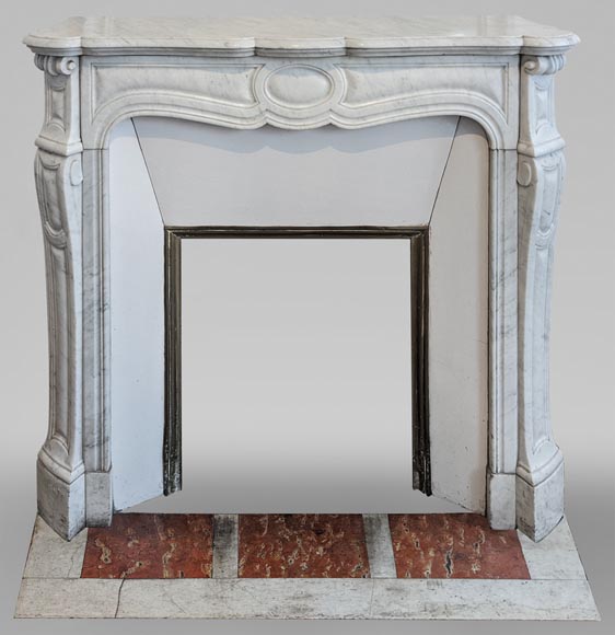 Cheminée ancienne de style Louis XV, modèle Pompadour, en marbre de Carrare-0