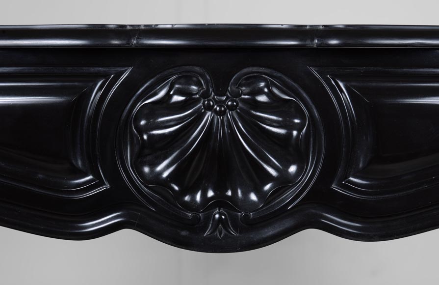 Cheminée de style Louis XV à coquille sculptée en marbre noir-1