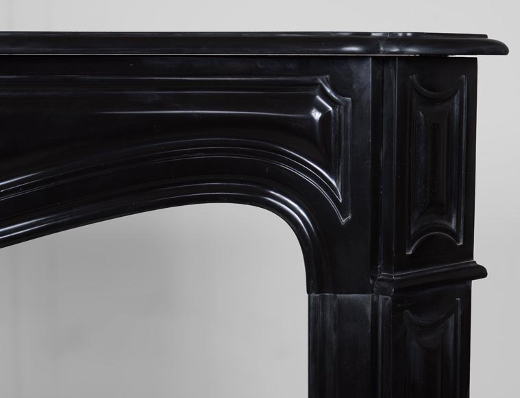 Cheminée de style Louis XV à coquille sculptée en marbre noir-6