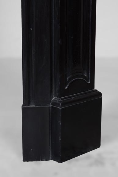 Cheminée de style Louis XV à coquille sculptée en marbre noir-7