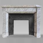 Petite cheminée de style Louis XVI en marbre de Carrare veiné