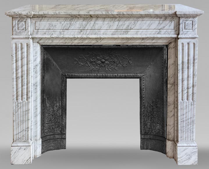 Petite cheminée de style Louis XVI en marbre de Carrare veiné-0