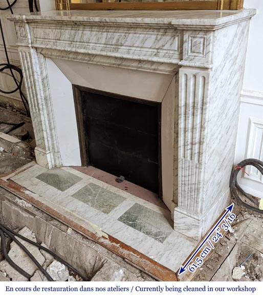 Petite cheminée de style Louis XVI en marbre de Carrare veiné-5