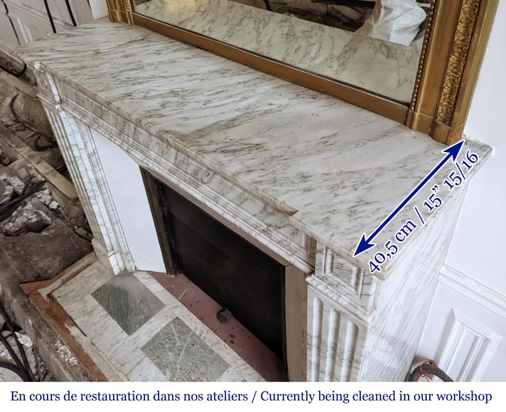 Petite cheminée de style Louis XVI en marbre de Carrare veiné-9