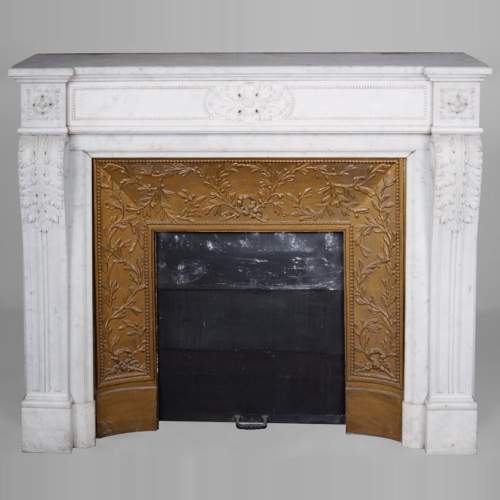 Cheminée de style Louis XVI à feuilles d'acanthe sculptée en marbre de carrare