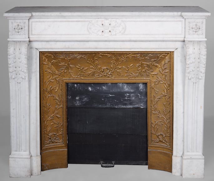 Cheminée de style Louis XVI à feuilles d'acanthe sculptée en marbre de carrare-0