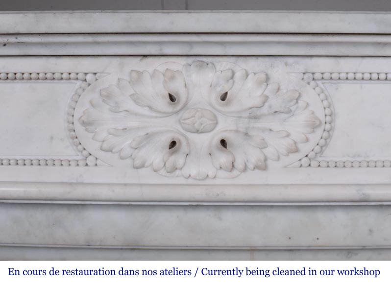 Cheminée de style Louis XVI à feuilles d'acanthe sculptée en marbre de carrare-1