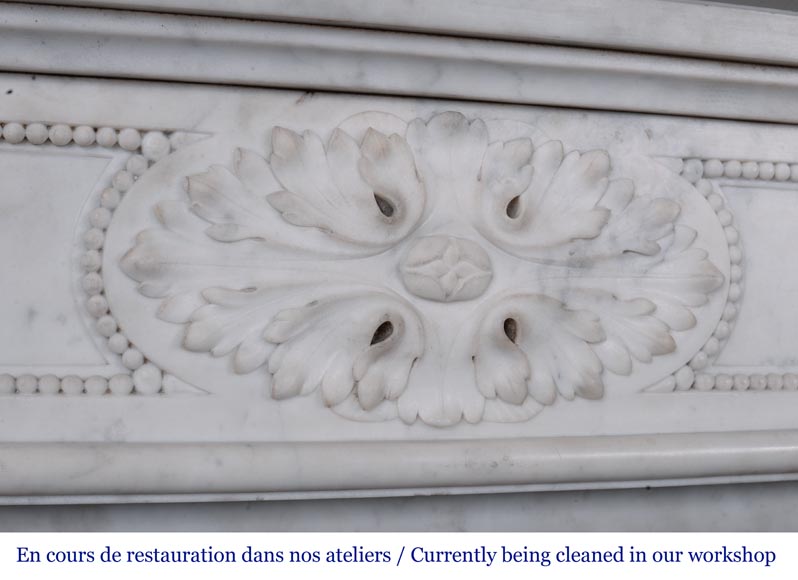 Cheminée de style Louis XVI à feuilles d'acanthe sculptée en marbre de carrare-2