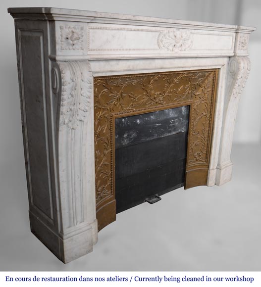 Cheminée de style Louis XVI à feuilles d'acanthe sculptée en marbre de carrare-3