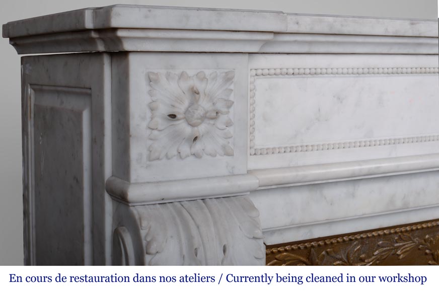 Cheminée de style Louis XVI à feuilles d'acanthe sculptée en marbre de carrare-4