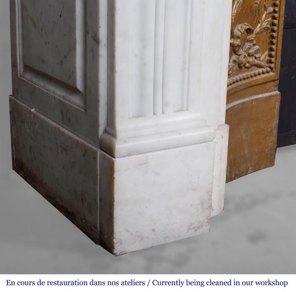 Cheminée de style Louis XVI à feuilles d'acanthe sculptée en marbre de carrare-6
