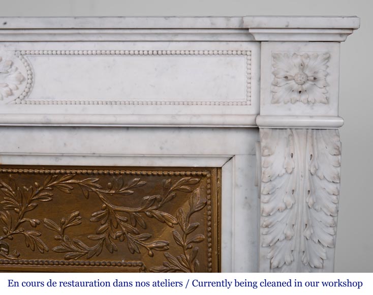 Cheminée de style Louis XVI à feuilles d'acanthe sculptée en marbre de carrare-8