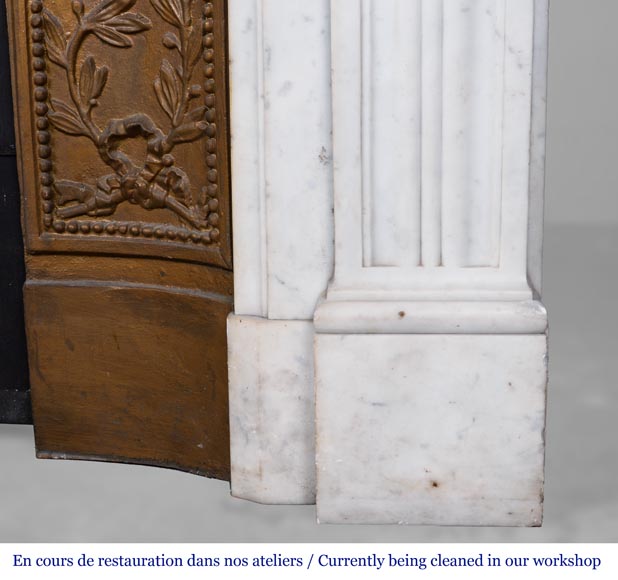 Cheminée de style Louis XVI à feuilles d'acanthe sculptée en marbre de carrare-9