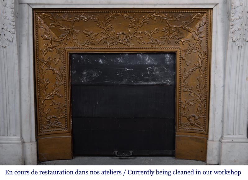 Cheminée de style Louis XVI à feuilles d'acanthe sculptée en marbre de carrare-10
