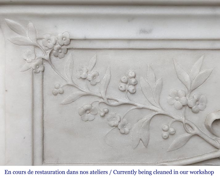 Belle cheminée de style Louis XVI aux vases fleuris en marbre de Carrare-3