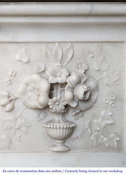 Belle cheminée de style Louis XVI aux vases fleuris en marbre de Carrare-10