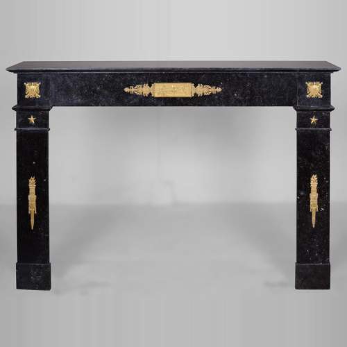 Cheminée d’époque empire en petit granit belge, a bronzes sur le thème de la mort d’Archimède