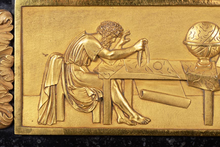 Cheminée d’époque empire en petit granit belge, a bronzes sur le thème de la mort d’Archimède-3
