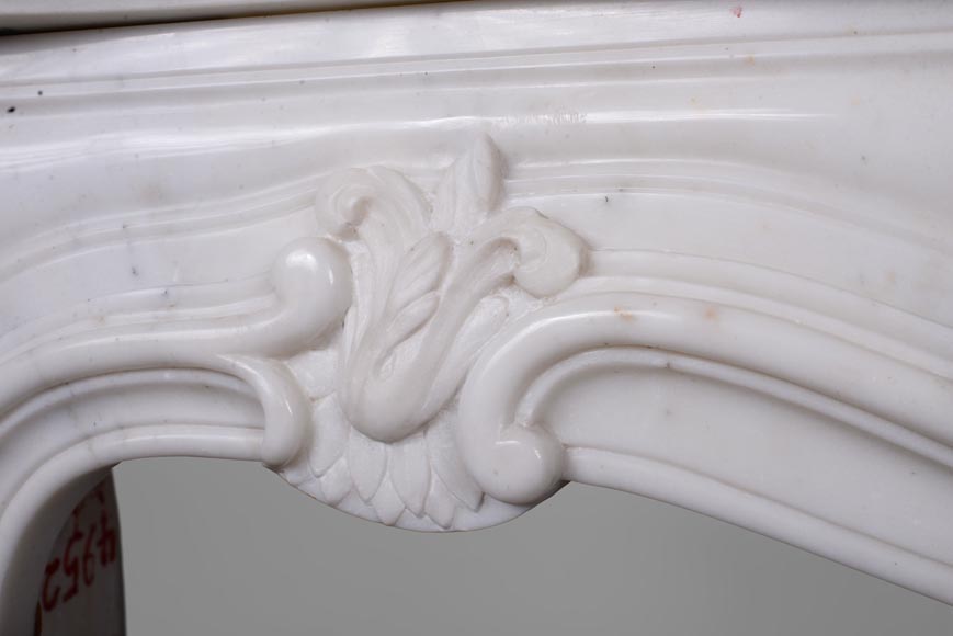 Cheminée de style Louis XV en marbre de Carrare-3