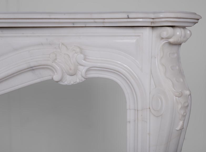 Cheminée de style Louis XV en marbre de Carrare-8