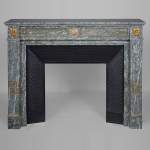 Cheminée de style Louis XVI en marbre vert d’Estours aux bronzes dorés