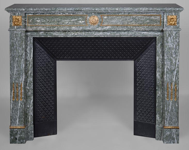Cheminée de style Louis XVI en marbre vert d’Estours aux bronzes dorés-0