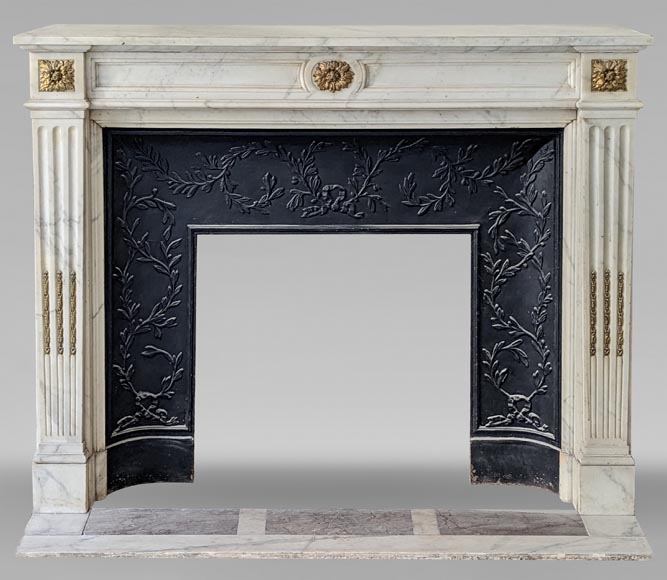 Cheminée de style Louis XVI en marbre demi-statuaire-0