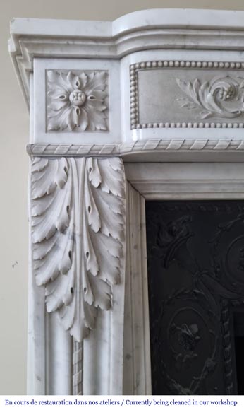 Belle cheminée en marbre blanc demi statuaire de style Louis XVI-6