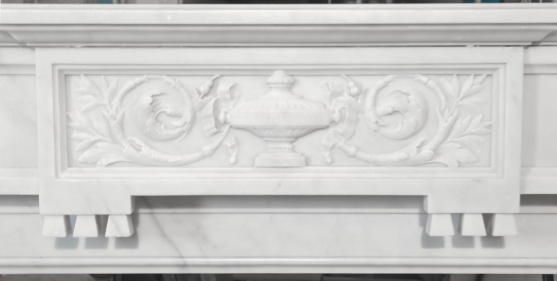 Cheminée de style Louis XVI richement décorée de guirlandes et vases, en marbre de Carrare-1