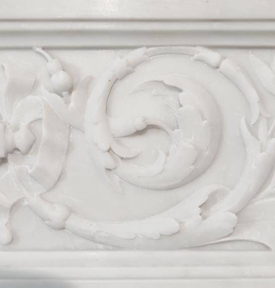 Cheminée de style Louis XVI richement décorée de guirlandes et vases, en marbre de Carrare-3