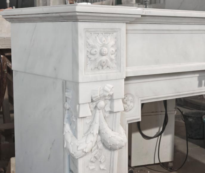 Cheminée de style Louis XVI richement décorée de guirlandes et vases, en marbre de Carrare-5