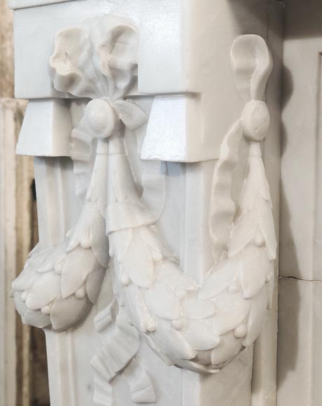 Cheminée de style Louis XVI richement décorée de guirlandes et vases, en marbre de Carrare-6