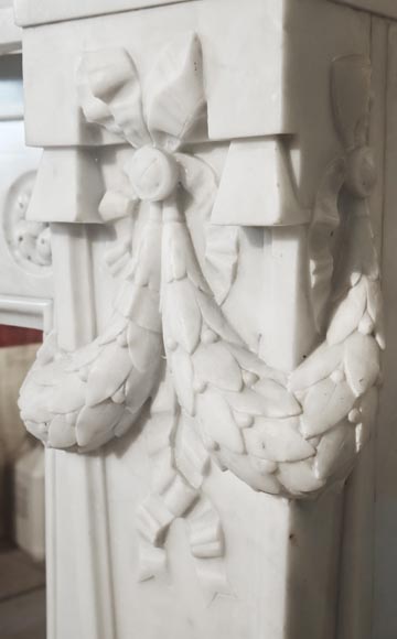 Cheminée de style Louis XVI richement décorée de guirlandes et vases, en marbre de Carrare-10