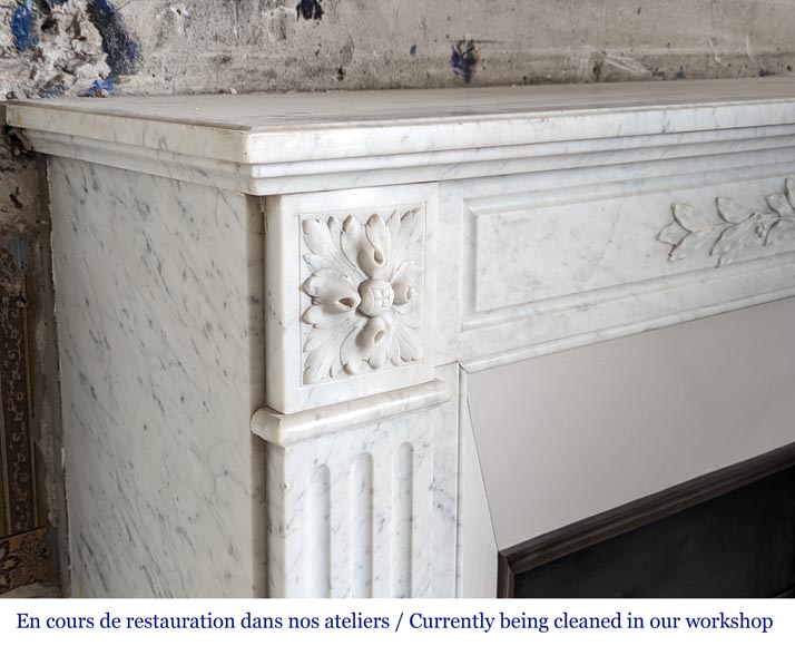 Cheminée de style Louis XVI en marbre de Carrare-5