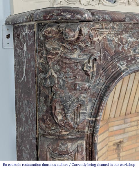Cheminée d'époque Louis XV en marbre Rouge Royal décorée de cartouches asymétriques-5