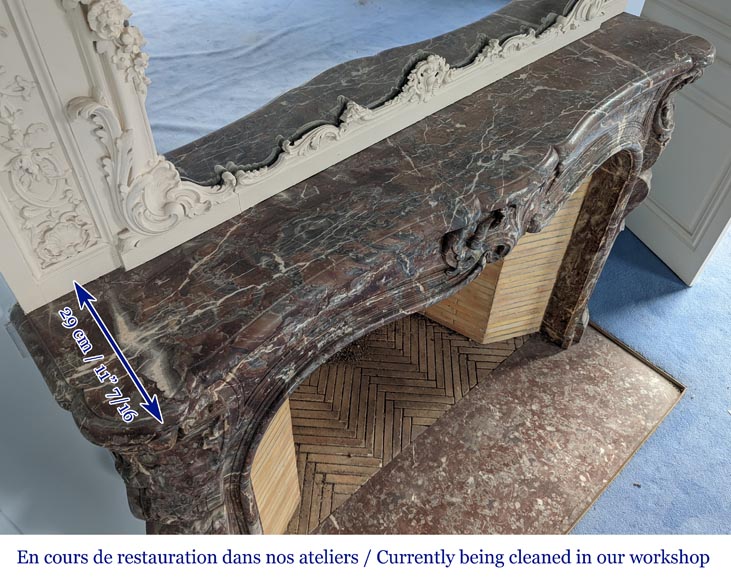 Cheminée d'époque Louis XV en marbre Rouge Royal décorée de cartouches asymétriques-12