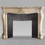Cheminée de style Louis XV aux trois coquilles en onyx