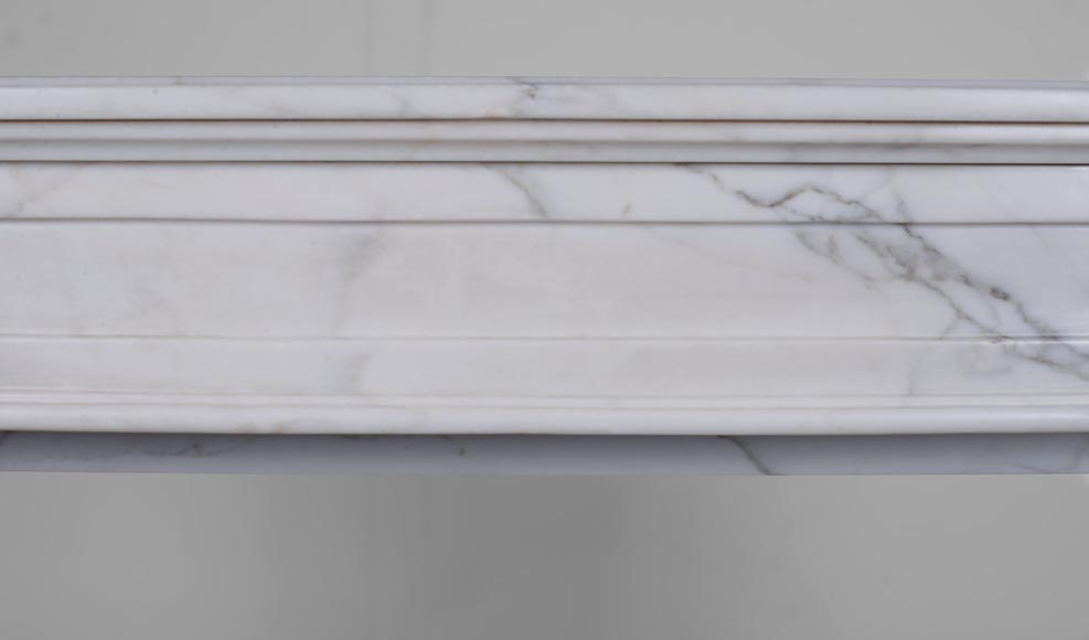 Cheminée de style Louis XVI en marbre demi-statuaire au bandeau galbé-1