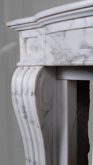 Cheminée de style Louis XVI en marbre demi-statuaire au bandeau galbé-4