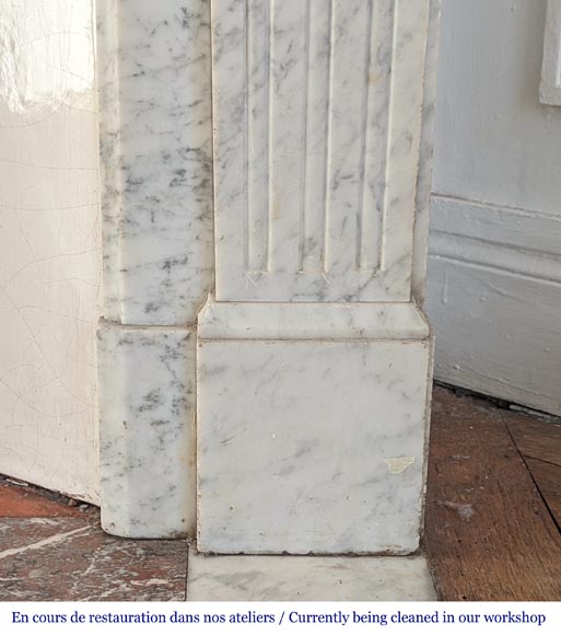 Petite cheminée de style Louis XVI en marbre de Carrare à la fleur-7